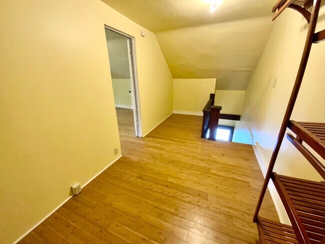 Building Photo - Unique Vintage 1 Bedroom 1 Bath Apartment ...
