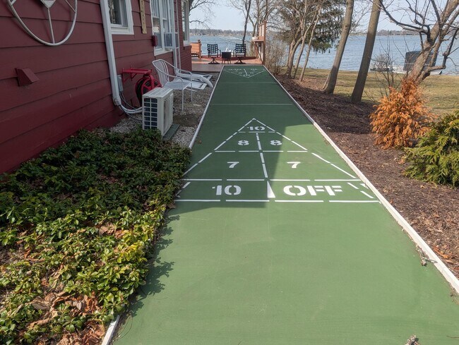 Building Photo - 1415 S Shore Dr