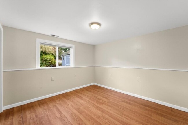 Building Photo - Mountlake Terrace - Two bed + huge Den - s...