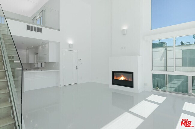 Building Photo - 2419 Ocean Front Walk