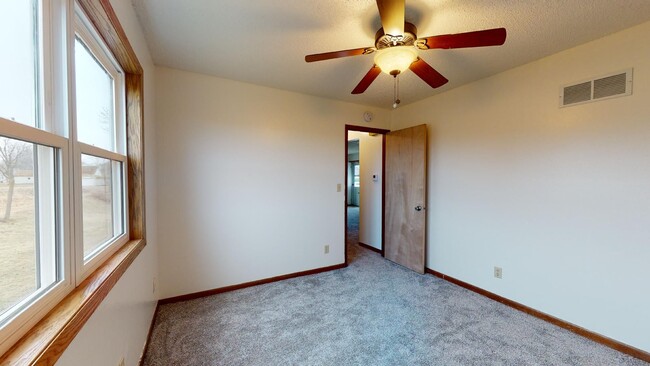 Building Photo - AVAILABLE DECEMBER 16th! Large Duplex in B...