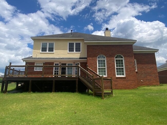 Building Photo - Lakefront family home