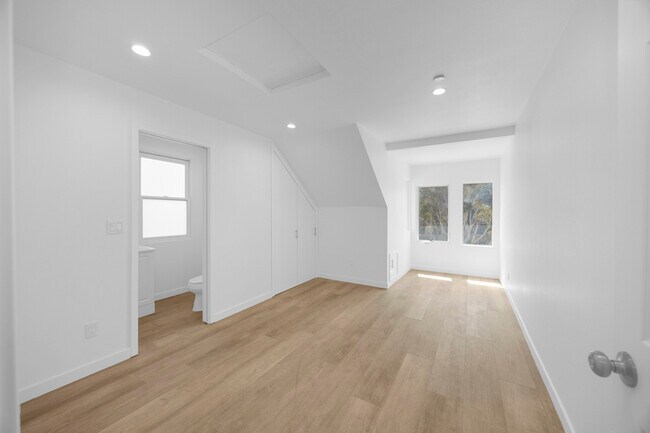 Building Photo - 309 N Catalina Ave