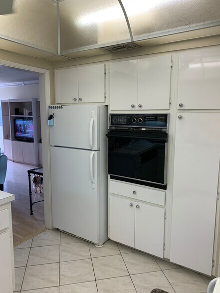 Kitchen - 3700 Galt Ocean Dr