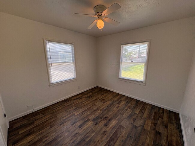 Building Photo - Cozy Home On Spacious Corner Lot Available Now in Dinuba CA!