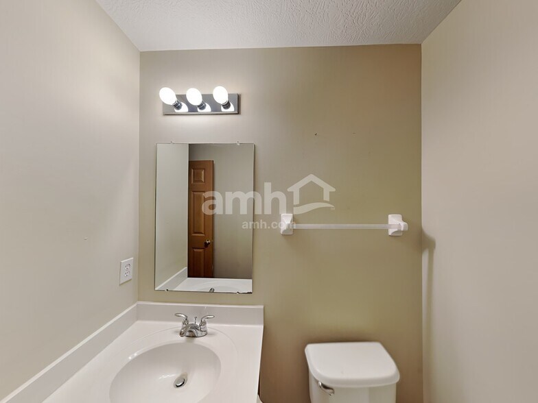 Building Photo - 69 Hutchison St