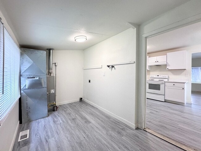 Building Photo - Remodeled 3 Bed 1 Bath Single-Family Home in Pleasant Valley/Powellhurst-Gilbert