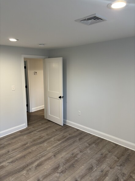 Building Photo - 168 Forest St