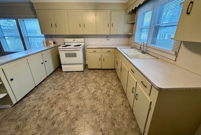 Building Photo - Move in Ready!