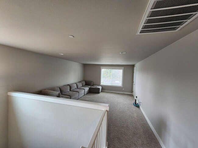 Building Photo - Large Spacious 4 Bed Home