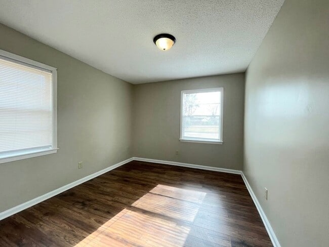 Building Photo - Adorable home completely renovated!