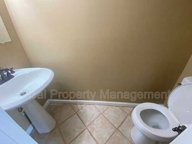 Building Photo - 1336 Royalty Dr