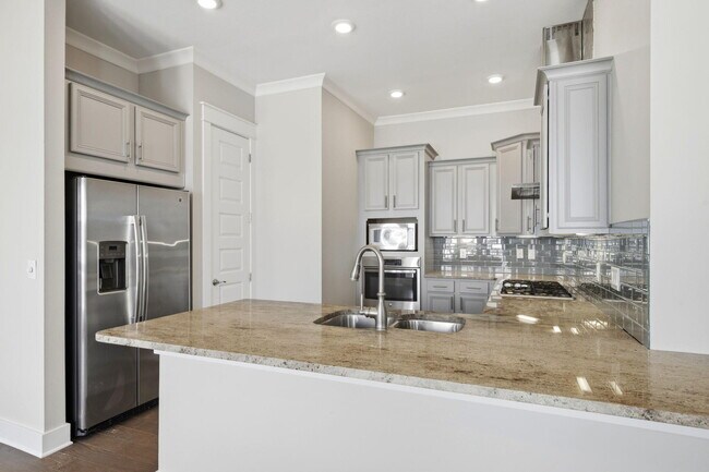 Building Photo - 26 E Pine Lands Lp