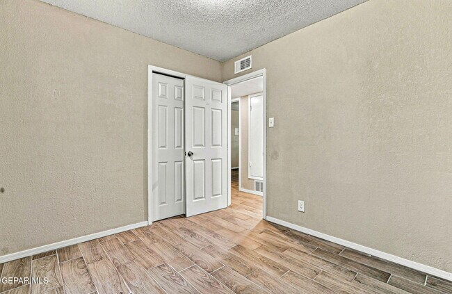 Building Photo - 11524 Meadowbrook Dr