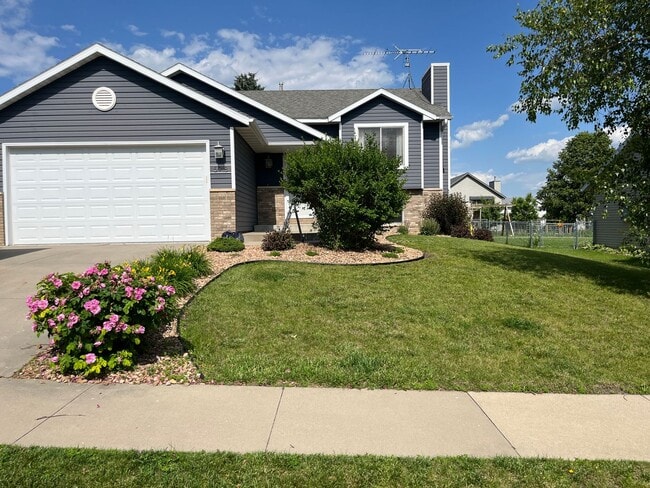 Building Photo - Beautifully Updated 4-Bed Home in Prime NW Location!