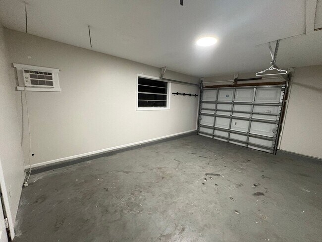 Building Photo - 2018 NE 10th Pl