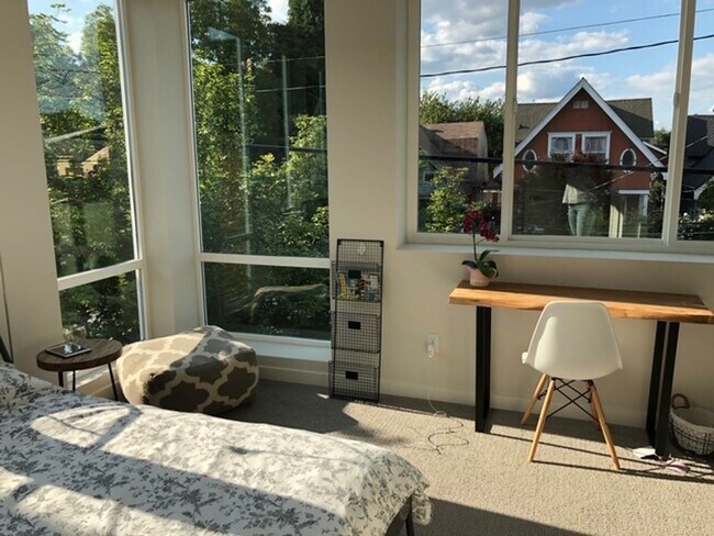 Building Photo - Gorgeous Townhome in Sunny Judkins Park-2515A E. Yesler - $3000