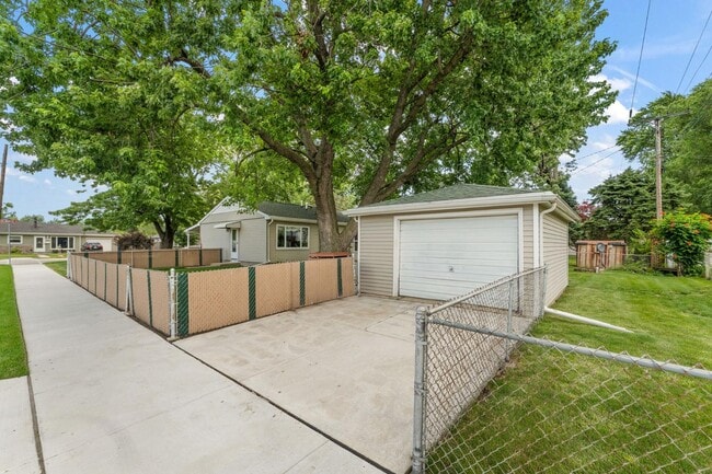 Building Photo - 3202 North Dr