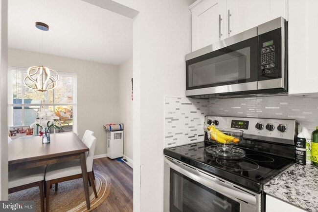 Building Photo - 9728 Kingsbridge Dr