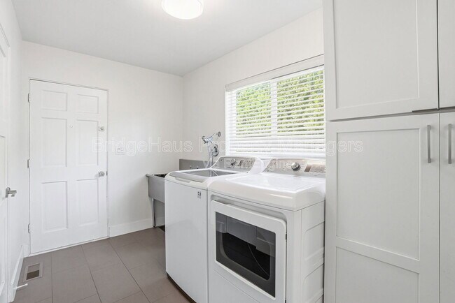 Building Photo - 3266 Goldfinch St