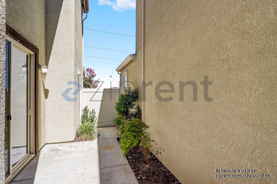Building Photo - Unit