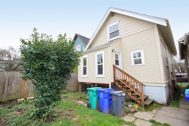 Building Photo - 3824 N Kerby Ave