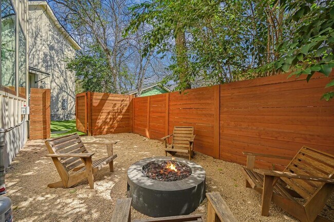 Building Photo - 907 Redd St