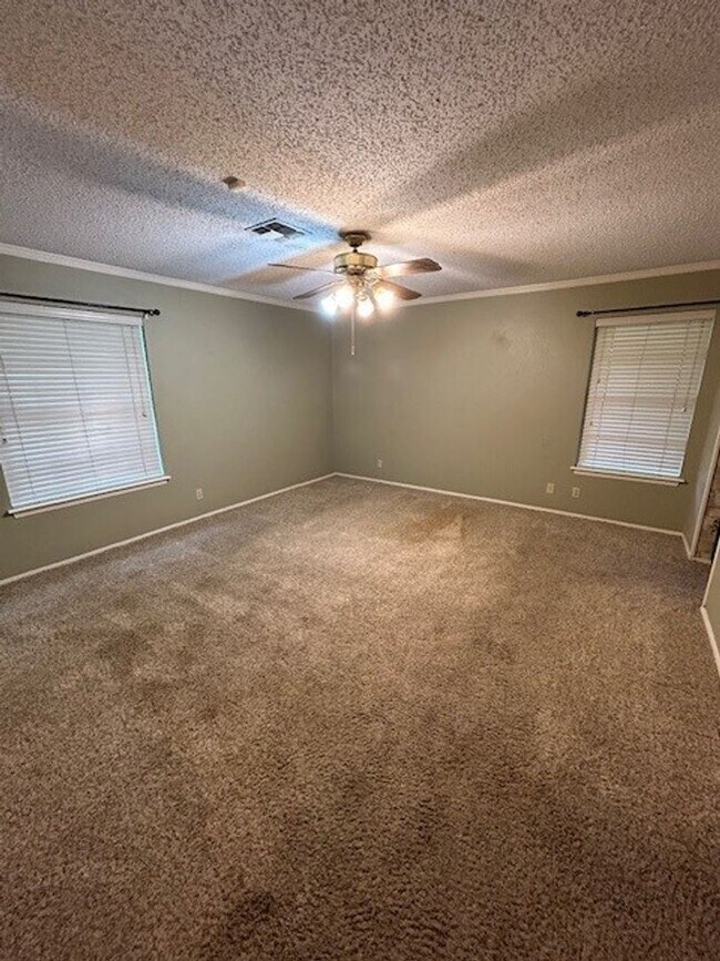 Building Photo - Spacious Midway ISD Home