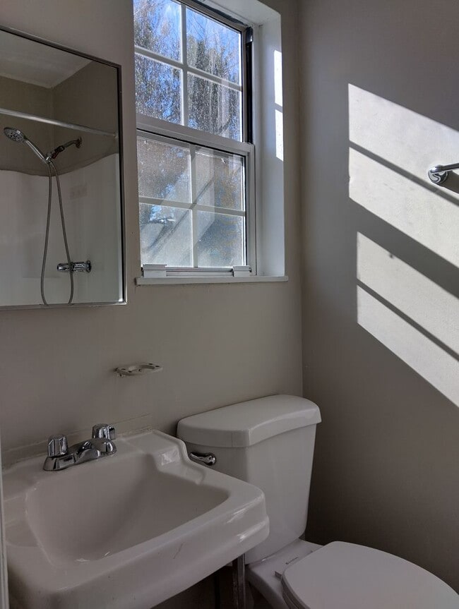 Building Photo - 7604 Bellehaven Dr