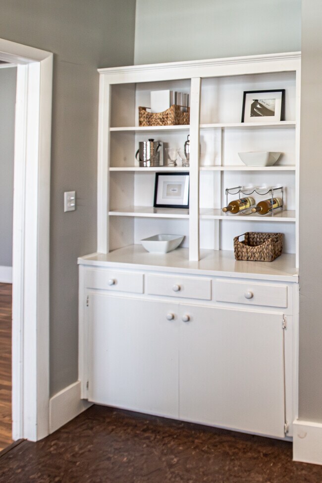 Building Photo - 1124 S Newport Ave