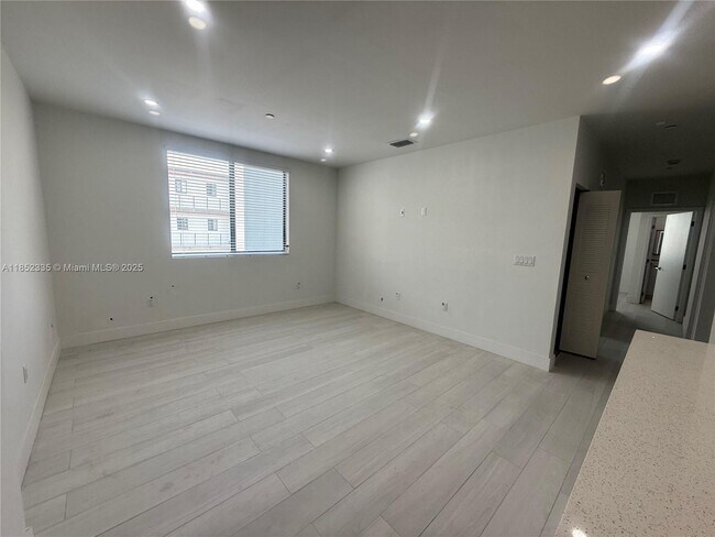 Building Photo - 1091 E 17th St