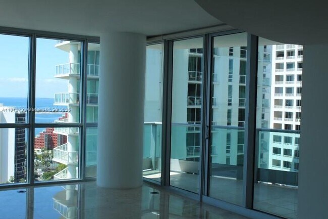 Building Photo - 1331 Brickell Bay Dr