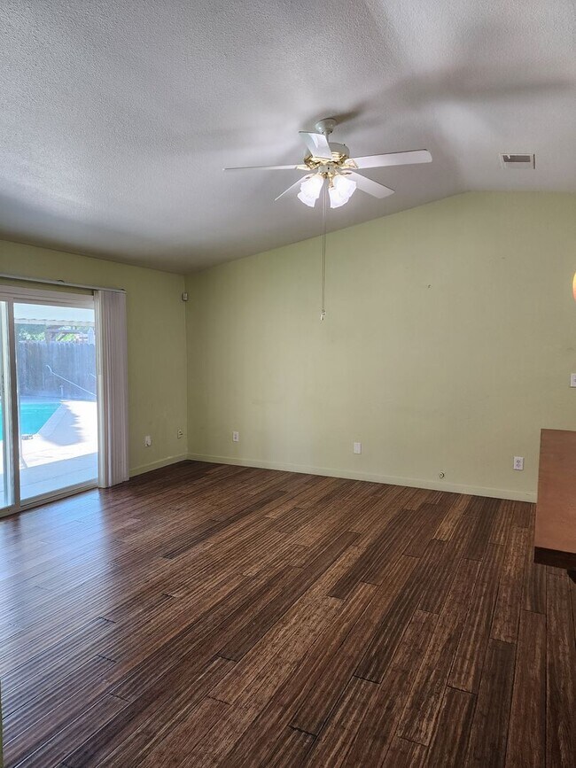 Building Photo - 3 Bedroom 2 Bathroom with Pool Near Davis High School