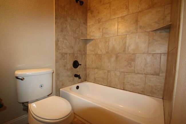 Building Photo - Picture PERFECT 3/2 Duplex Home Coming Soo...