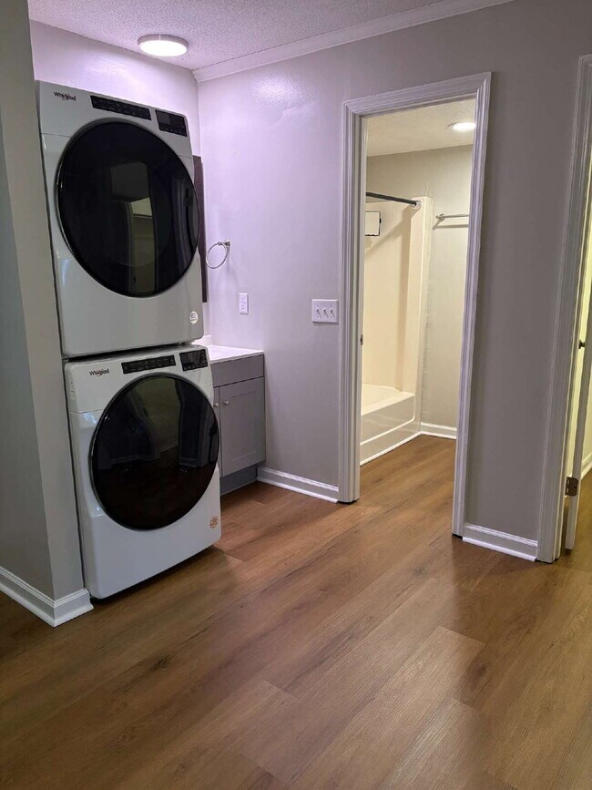 Building Photo - 105 P' Poole Ave #101: Red Bank 1Bed/1Bath Apartment w/ Laundry Units, Central AC, and Granite Co...