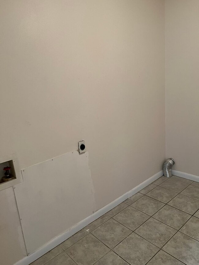 Building Photo - POOL-VIEW/ ACCESS - 2 Bedroom 1.5 Bath Tow...