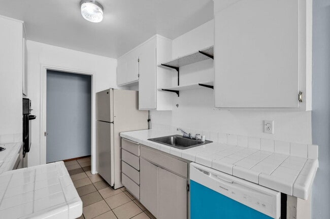 Building Photo - 5 Bedrooms near Nugget Market!