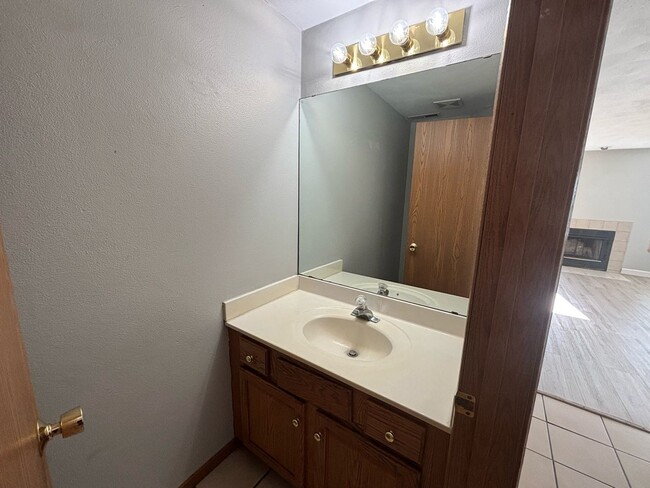 Building Photo - 2 Bedroom 1.5 Bath Spacious Townhome