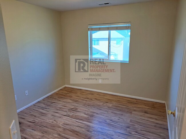 Building Photo - Check out this adorable 3 bedroom, 2.5 bath