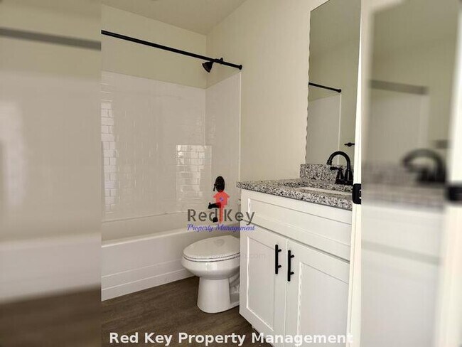 Building Photo - 600 N Duplex NEW