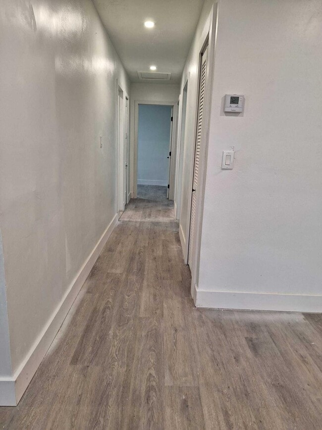 Building Photo - 1000 W 1st St