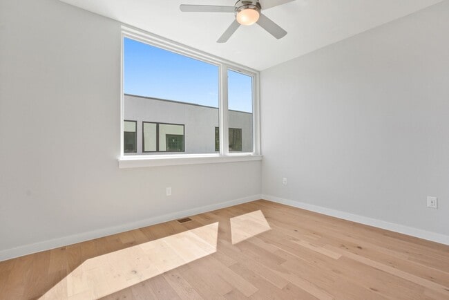 Building Photo - 2002 E 7th St