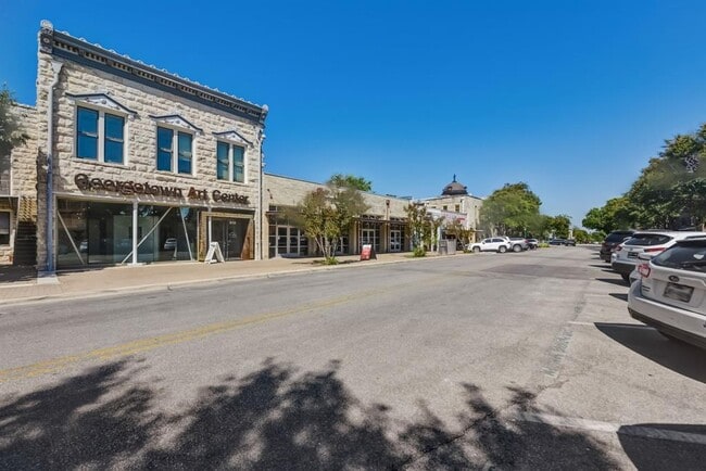 Building Photo - 601 E 8th St