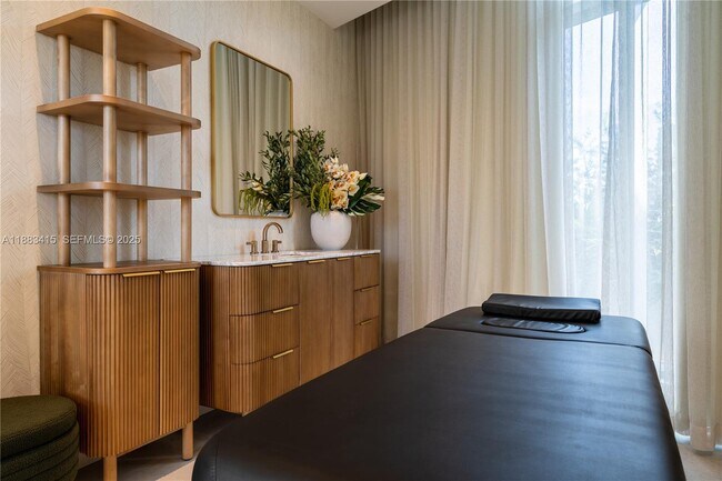 Building Photo - 700 NE 24th St