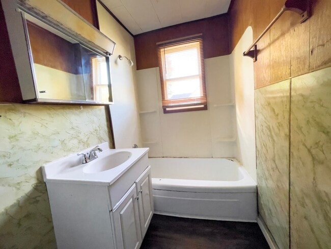 Building Photo - Recently Renovated