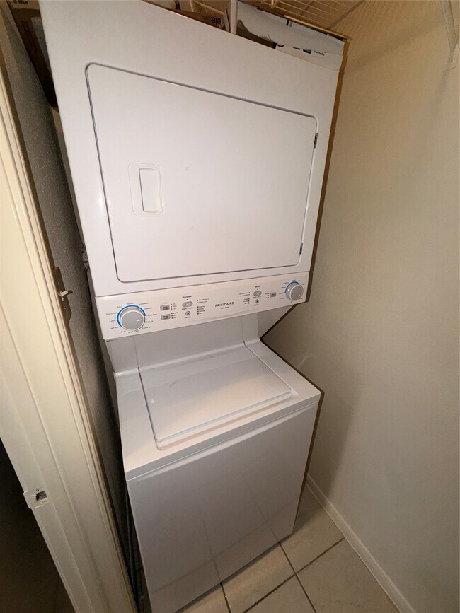 Building Photo - 2121 El Paseo St