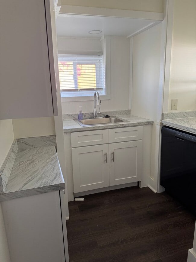 Building Photo - One Bedroom Lower Apartment