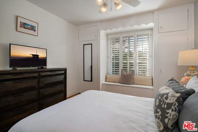 Building Photo - 13843 Milbank St