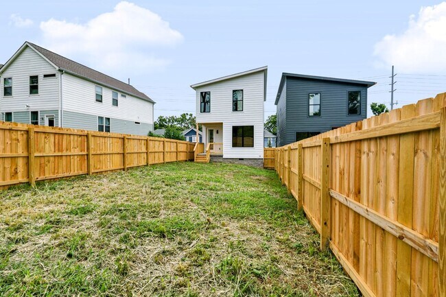 Building Photo - Modern Living & Downtown Skyline Views!