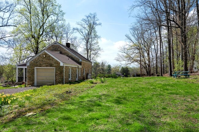 Building Photo - 223 Lambertville Headquarters Rd